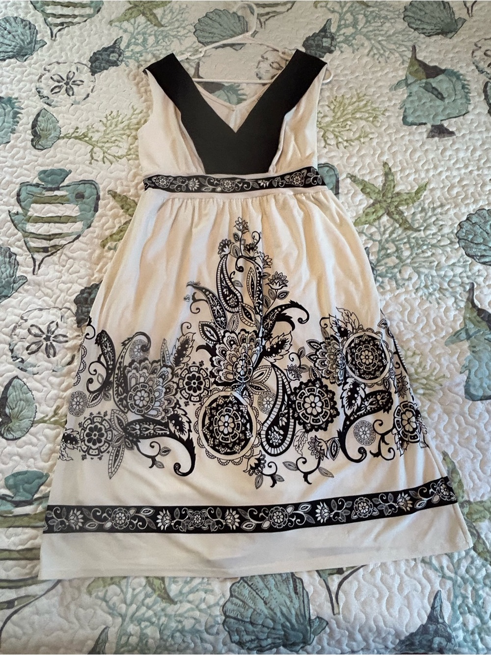 Cato Black and White Sleeveless Floral V-Neck Fit-and-Flare Dress